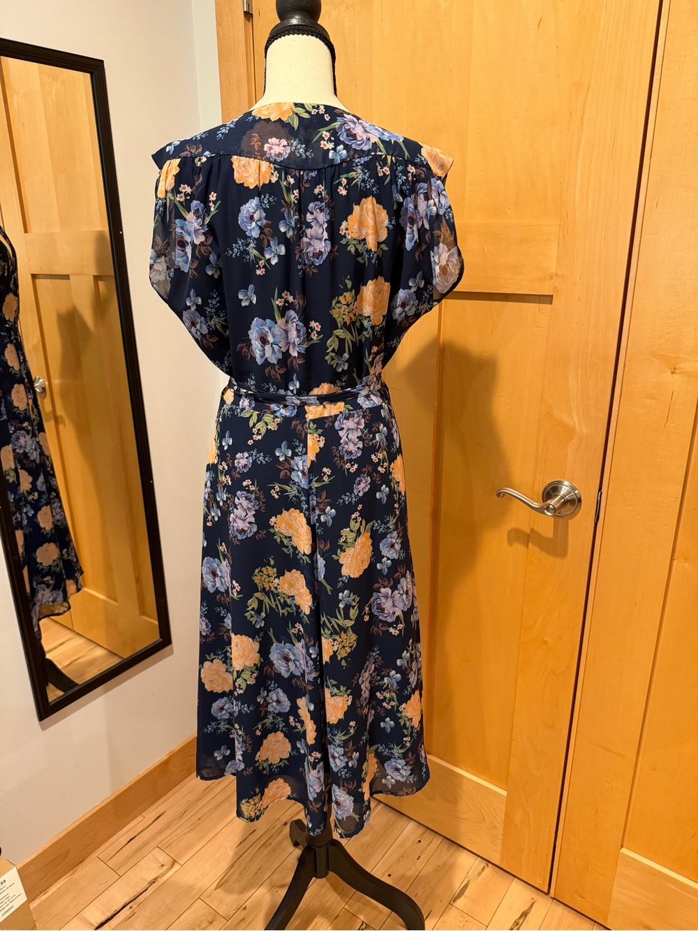 Yumi Kim Floral V-Neck Midi Dress in Navy with Peach Blooms - Picture 5 of 15